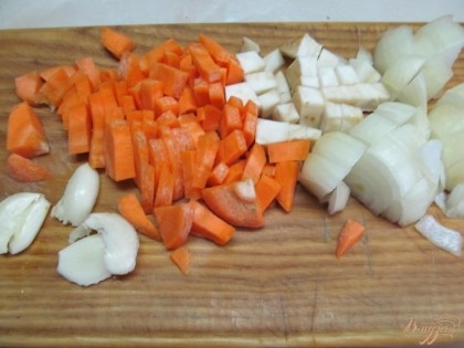 Все овощи нарезать удобным для вас способом. Картофель отварить отдельно.