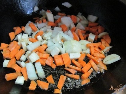 Все остальные овощи тушить в сковороде на растительном масле под крышкой 30 минут. На самом малом огне.