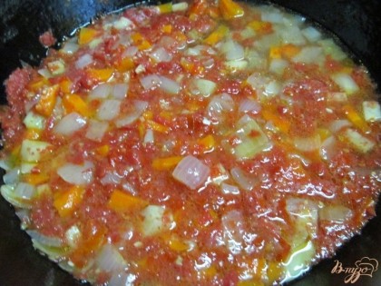 Через 30 минут добавить томат. Потушить минут 5.
