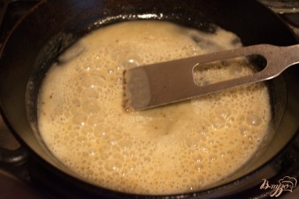 В сковороду влейте немного растительного масла. Обжарьте на нем  2 ст. ложки пшеничной муки. Мука достигнет орехового аромата. На этот процесс уйдет около 3-4 минут.