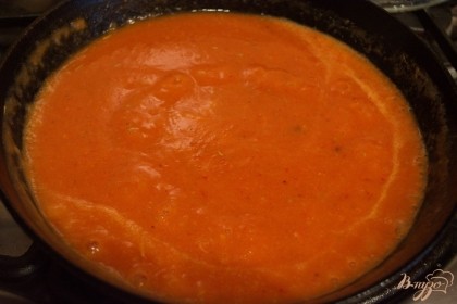 Дайте соусу закипеть, но при этом не забывайте помешивать. От заваривания муки соус станет немного гуще, будет булькать, а не кипеть как вода. К такому соусу добавьте соли и немного сахара, чтоб погасить кислоту томатов и соус готов.В самом конце добавьте немного сметаны. Размешайте. Сметана разойдется в соусе.