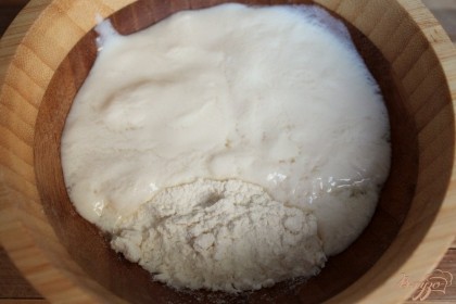 Натуральный йогурт соединяем с мукой и тщательно перемешиваем.