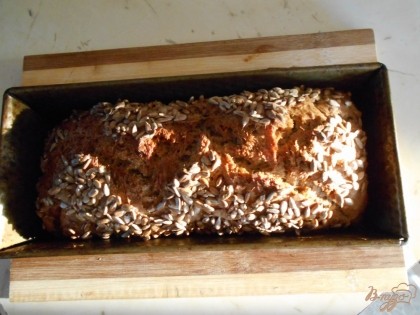 Отправляем хлеб в духовку, разогретую до 180г С и выпекаем в течении часа. Готовый хлеб достаем из духовки и даем ему немного отдохнуть.