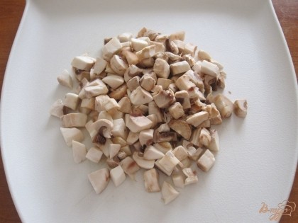 Помытые грибы нарезать небольшими кубиками.