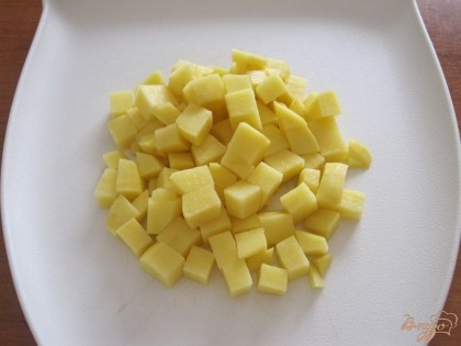 Очистить и нарезать кубиками картофель.