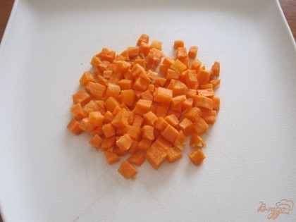 Маленькими кубиками нарезать морковь.