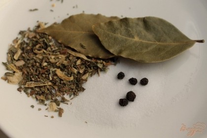 Для пряного вкуса добавляем лавровый лист, ароматные травы и черный перец горошком.