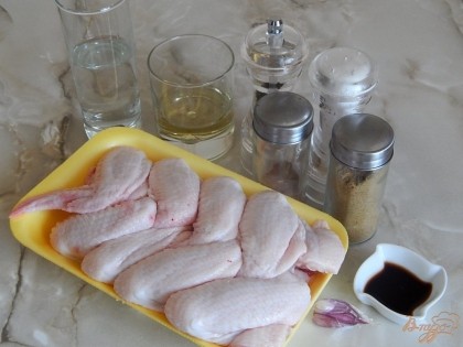 Для приготовления крылышек, нам понадобятся куриные крылышки, вода, растительное масло, соль, перец, специи для курицы, паприка и соевый соус.