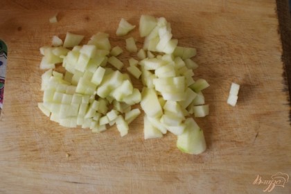 Мелко режем яблоко.
