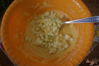Добавляем яблоко в наше кукурузное тесто и аккуратно смешиваем. Тесто должно быть как густая сметана, если получилось жидко, можете добавить еще муки.