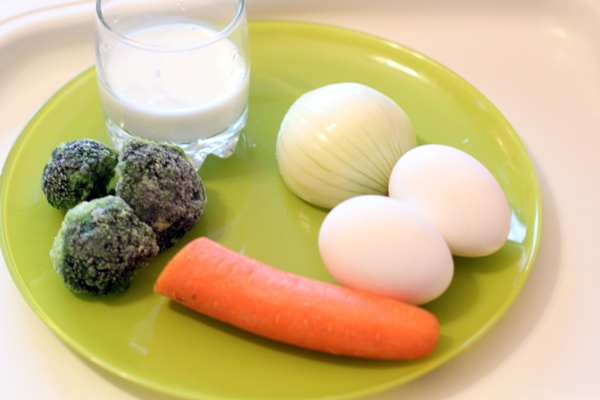 Приготовить морковь, брокколи, репчатый лук, 2 яйца, немного молока