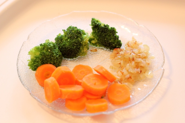 Моркови и брокколи отварить, лук мелко нарезать и слегка обжарить, затем долить немного воды и потушить под крышкой до мягкости