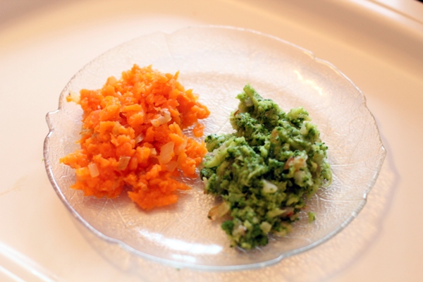 Морковь и брокколи размять вилкой и смешать их по отдельности с обжаренным луком. Начинку по желанию можно посолить, но и без соли вкус овощей очень насыщенный.