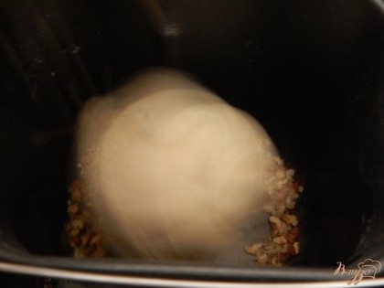После сигнала добавляем в хлебопечку рубленые орехи.