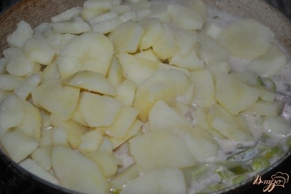 Картофель слить через дуршляг, добавить к соусу. Все аккуратно перемешать