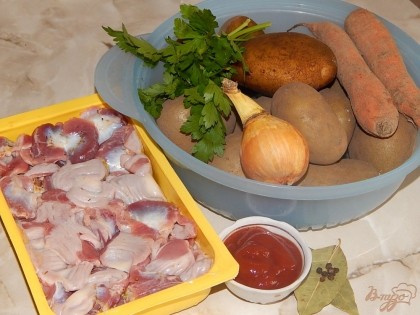 Для блюда нам понадобятся куриные желудочки, лук, морковь, томатная паста, лавровый лист, перец,
