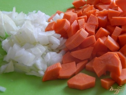 Лук нарезаем кубиками, морковь брусочками.