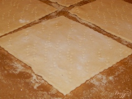 Рабочую поверхность посыпаем сухарями. Готовое слоёное тесто разрезаем на 4 порции.