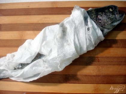 Каждую рыбку тщательно вытираем бумажным полотенцем, особенно хорошо вытираем внутри.