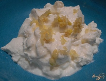 В миску выкладываем йогурт. У меня йогурт настоящий, греческий, жирный. Добавляем к нему пропущенный через чеснокодавилку чеснок.