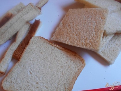 Кусочки хлеба для тостов обрезаем со всех сторон от корочки.