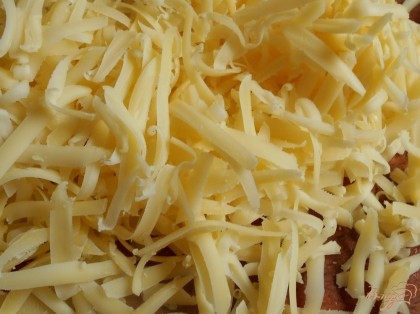 Сыр натираем на крупную терку и делим на две части.