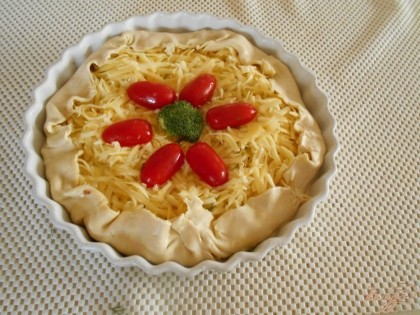 Посыпаем верх пирога оставшимся сыром и украшаем помидорами. Отправляем пирог в разогретую до 160 г С духовку на 60 минут.