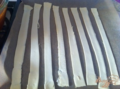 Нарезаем тонкими полосками 1-2 см. Выкладываем на пергаментную бумагу.