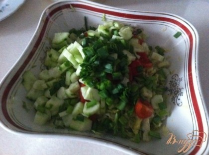 Добавляем порезанные овощи и посыпаем зеленым луком.