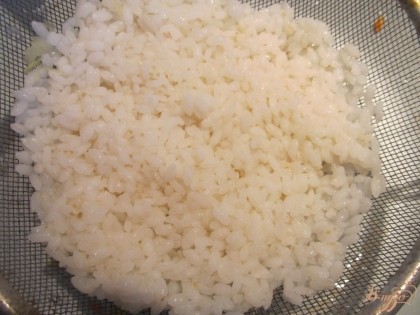 Рис отвариваем до полуготовности, промываем холодной водой, чтобы не слипся.
