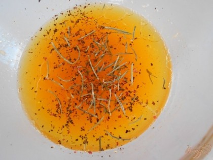 Из одного апельсина выжимаем сок, добавляем оливковое масло, смесь перцев и розмарин.