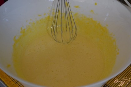 Для крема желтки растереть с 0,5 стакана сахара добела. Всыпать 3 ст.л муки и перемешать. 2 стакана молока поставить на газ, довести до кипения.