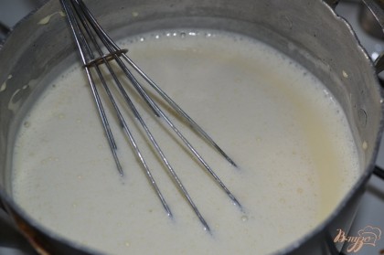 Часть молока влить в желточную смесь, перемешать и эту смесь по чуть-чуть влить в молоко постоянно помешивая. Довести до кипения, загустить. Остудить.