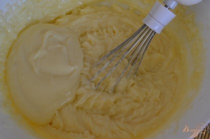 По чуть-чуть добавляя крем в масляную смесь взбивать миксером, до получения пышной, однородной массы.