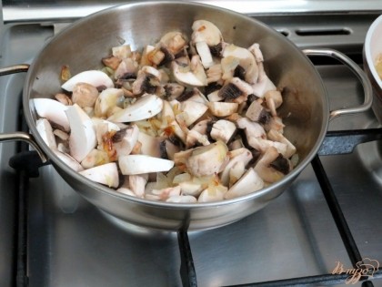 Отправляем грибы на сковороду с луком, жарим вместе несколько минут. Оставляем охлаждаться.