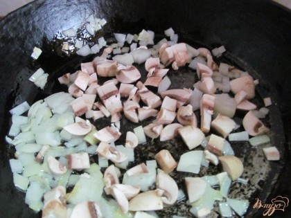 Грибы с одной маленькой луковицей пожарить на растительном масле. Жарить на сильном огне до золотистой корочки. Так грибы останутся внутри сочными.