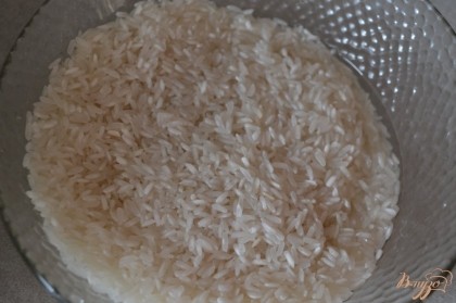 Рис промыть несколько раз под проточной водой.
