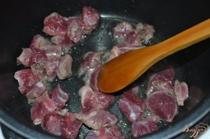 Мясо обжарить на растительном масле в чаше мультиварки в режиме жарка/фритюр 5-7 минут.