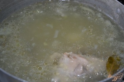 Опустить их в кипящий суп и варить еще 15-20 минут.