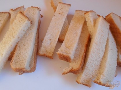 Хлеб нарезаем неширокими полосками одинакового размера.