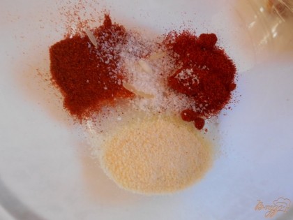 в миску выкладываем паприку, порошок перца чили, сушеный чеснок и соль.