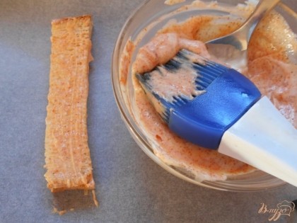 Противень застилаем пергаментной бумагой. Каждую хлебную палочку обмазываем соусом при помощи кулинарной силиконовой кисточки.