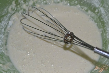 В теплом кипяченом молоке растворить дрожжи. Добавить соль, сахар, разрыхлитель.