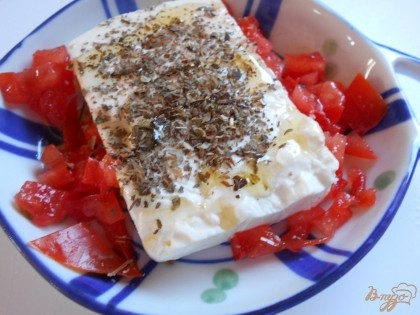 Посыпаем сыр сверху смесью трав орегано и базилика, именно эти травы являются неизменными ингредиентами большинства критских блюд.