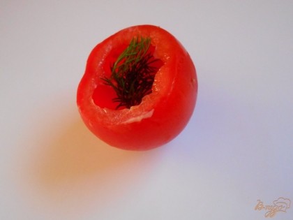 У помидора срежем верхушку и удалим всю жидкость с семенами.