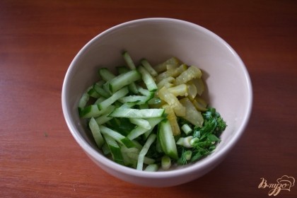 Нарезанные овощи складываем в салатник.
