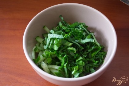 Черемшу, петрушку, укроп, зеленый лук нарезаем произвольно и добавляем к огурцам в салатник.