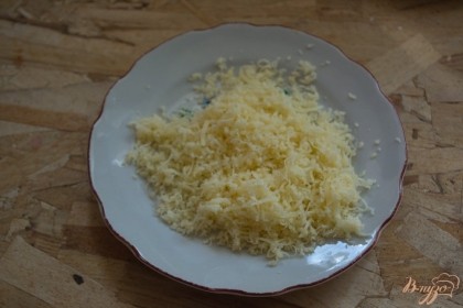 Твердый сыр натрите на терке. Для закрытых пирожков деления терки можно выбирать любые, а вот для открытых лучше брать крупные деления. Если сыр натереть на очень мелкой терке для открытого пирога, сыр высохнет и превратится в сырный чипс.