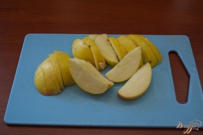 Яблочки очищаем от качанчика и нарезаем дольками.