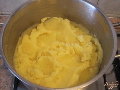 Приготовить тем временем начинку. Очистить и сварить картошку(немного ее подсолить), добавить 1 ст.л. сливочного масла и сделать пюре.